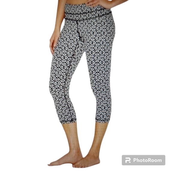 Lucy PowerMax Hatha Collection Black & White Crop Workout Capri Leggings XS - Picture 1 of 11